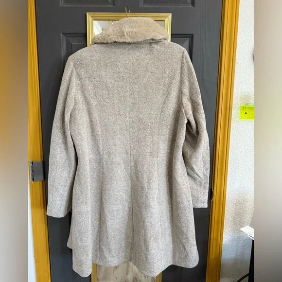 Elegant Beige Coat with Faux Fur Collar - Picture 3 of 5